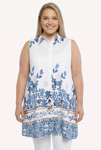 camicia bianca senza maniche con fondo floreale blu