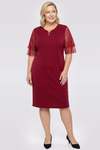 Abito bordeaux con spilla