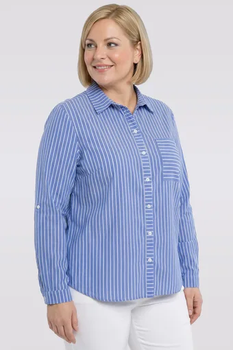 Una lunga camicia blu con maniche lunghe fino al gomito