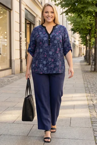 Camicetta blu navy con decorazioni blu e rosa
