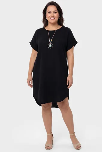 Abito nero con collana