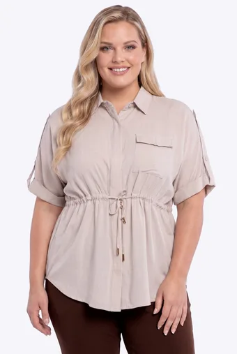 camicia beige con cravatta
