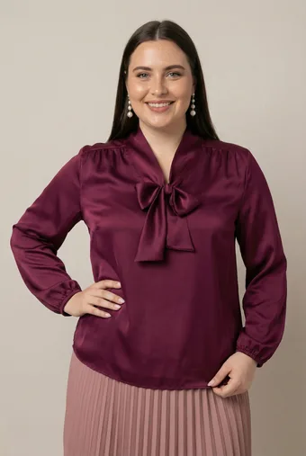 Blusa bordeaux con cravatta