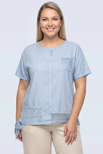Camicetta azzurra con tasca